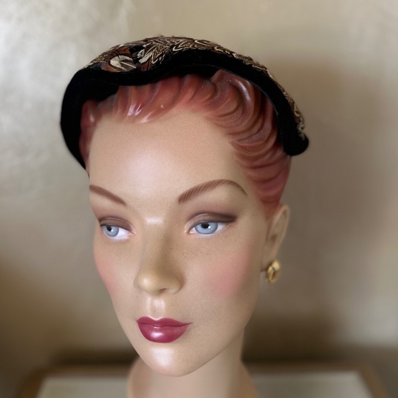 PRETTY 1950\'s PHEASANT FEATHER COVERED COCKTAIL HAT EDGED IN BLACK VELOUR main image 3